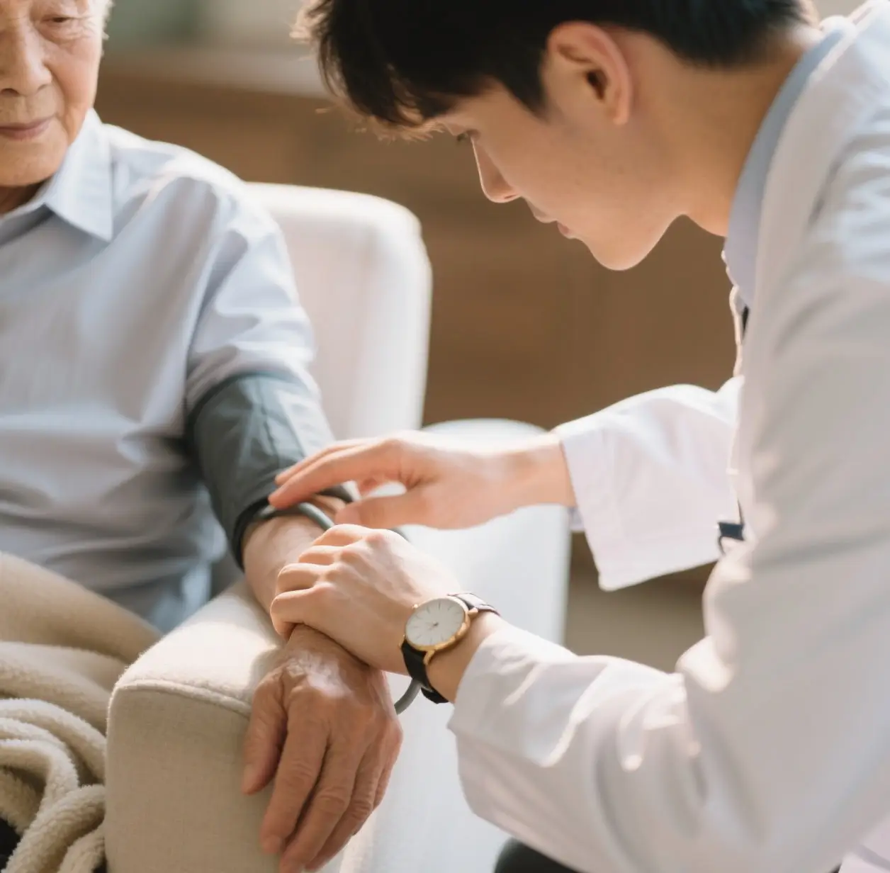 ویزیت در منزل سالمند توسط متخصصین کلینیک سلنا